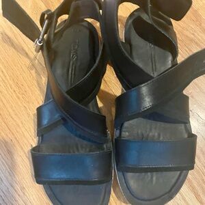 Toms size 7.5, very good condition, very comfortable